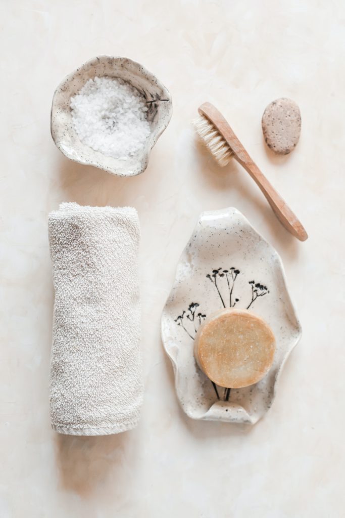 Image représentant un savon, une serviette et une brosse.